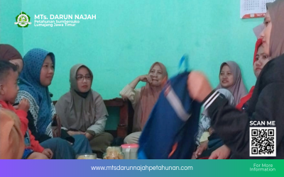 Pererat Silaturrahim, MTs Darun Najah Lakukan Anjangsana ke Rumah Guru Baru di Senduro
